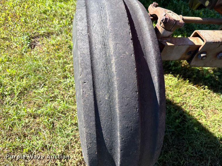 image for item FH6422 1974 Massey Ferguson 1105 tractor