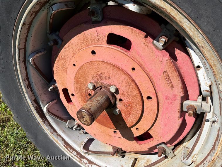 image for item FH6422 1974 Massey Ferguson 1105 tractor