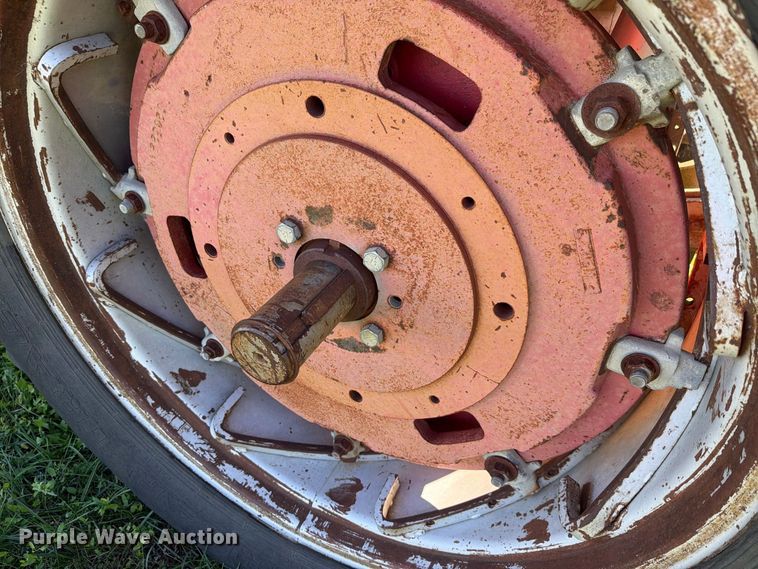 image for item FH6422 1974 Massey Ferguson 1105 tractor