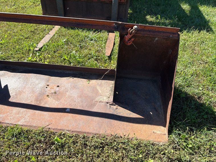 image for item FH6422 1974 Massey Ferguson 1105 tractor