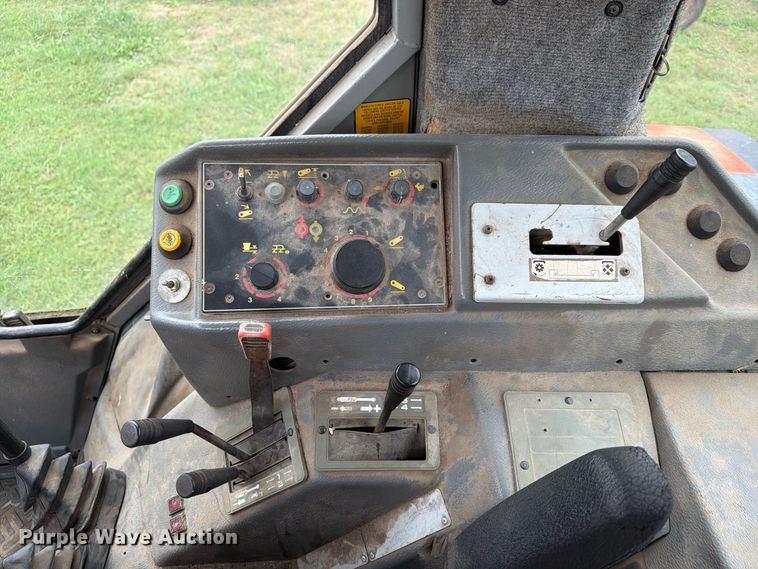 image for item FN2620 1992 Massey-Ferguson 3690 MFWD tractor