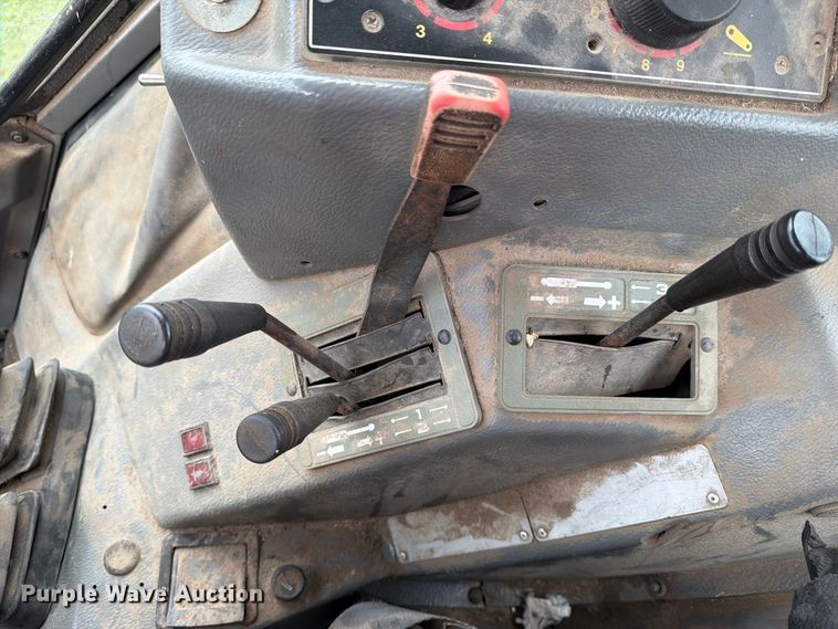 image for item FN2620 1992 Massey-Ferguson 3690 MFWD tractor