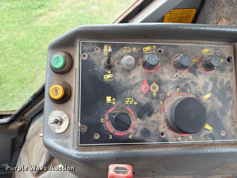 image for item FN2620 1992 Massey-Ferguson 3690 MFWD tractor