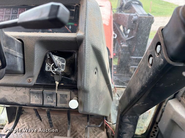 image for item FN2620 1992 Massey-Ferguson 3690 MFWD tractor