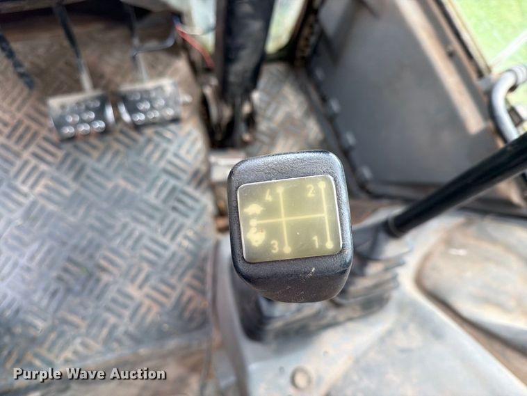 image for item FN2620 1992 Massey-Ferguson 3690 MFWD tractor