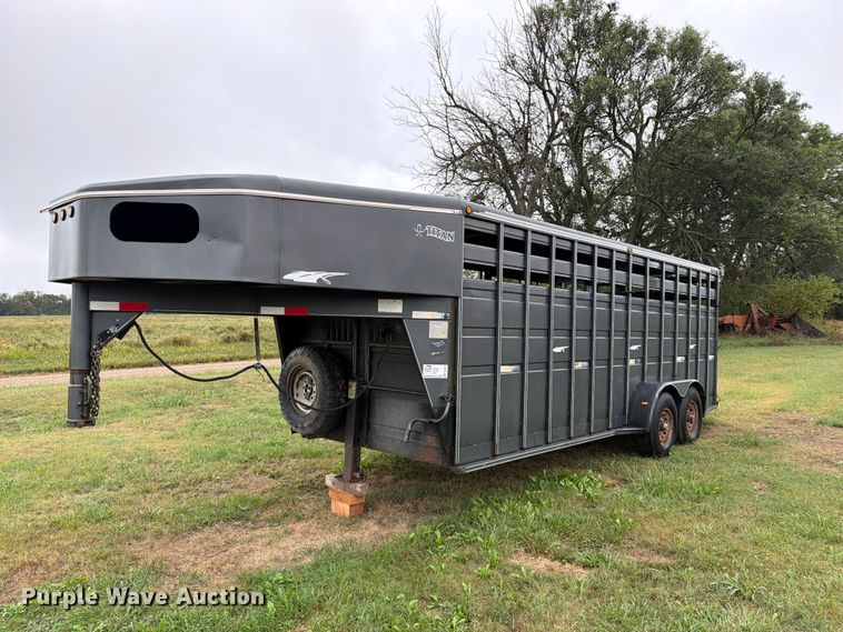 2000 Titan livestock trailer