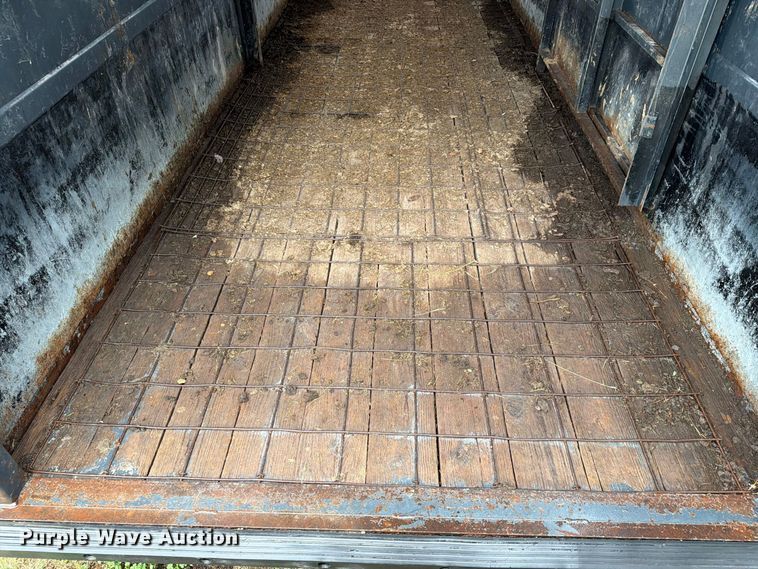 image for item FN2623 2000 Titan livestock trailer