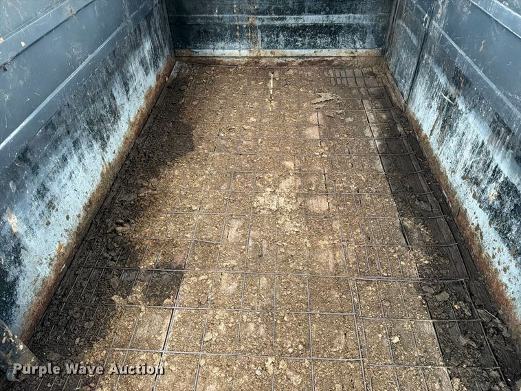 image for item FN2623 2000 Titan livestock trailer