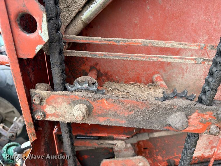 image for item FN2625 Hesston 565A round baler