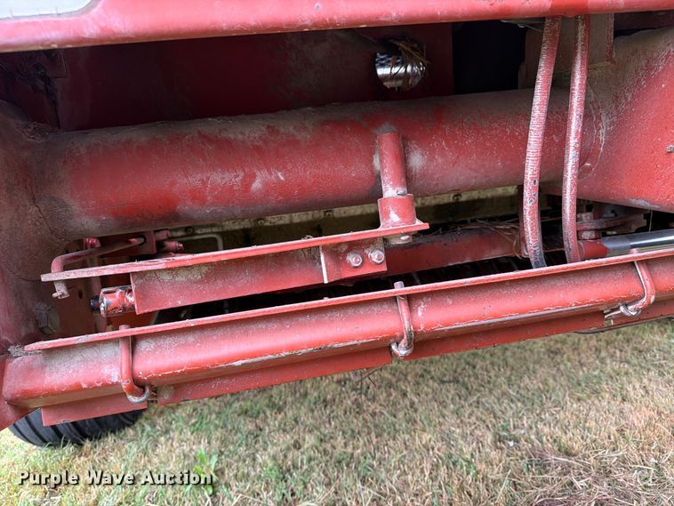image for item FN2625 Hesston 565A round baler