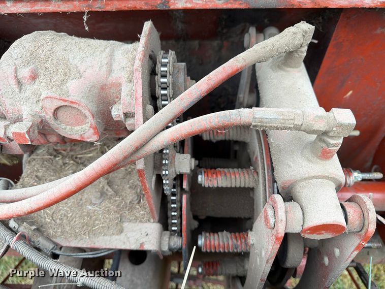 image for item FN2625 Hesston 565A round baler