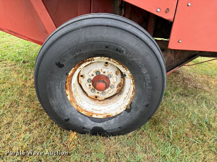 image for item FN2625 Hesston 565A round baler