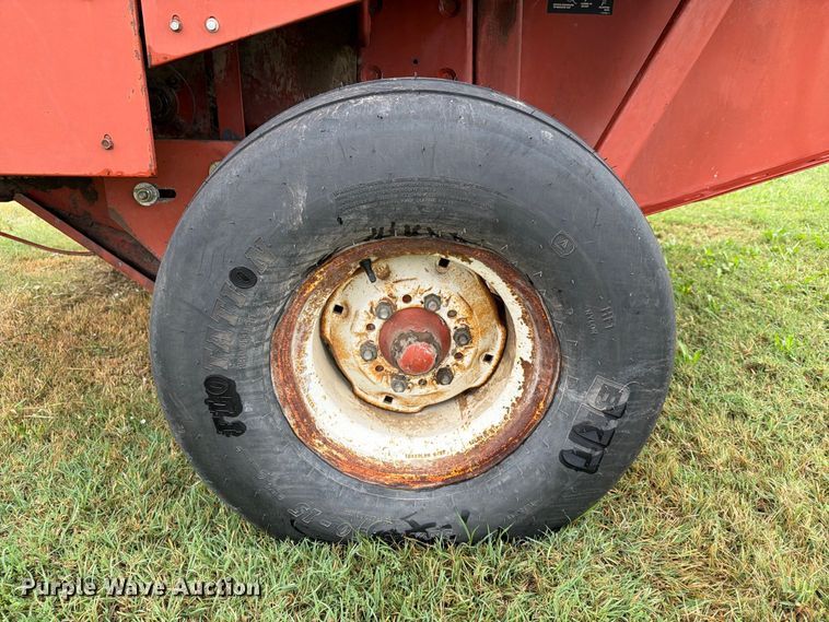 image for item FN2625 Hesston 565A round baler
