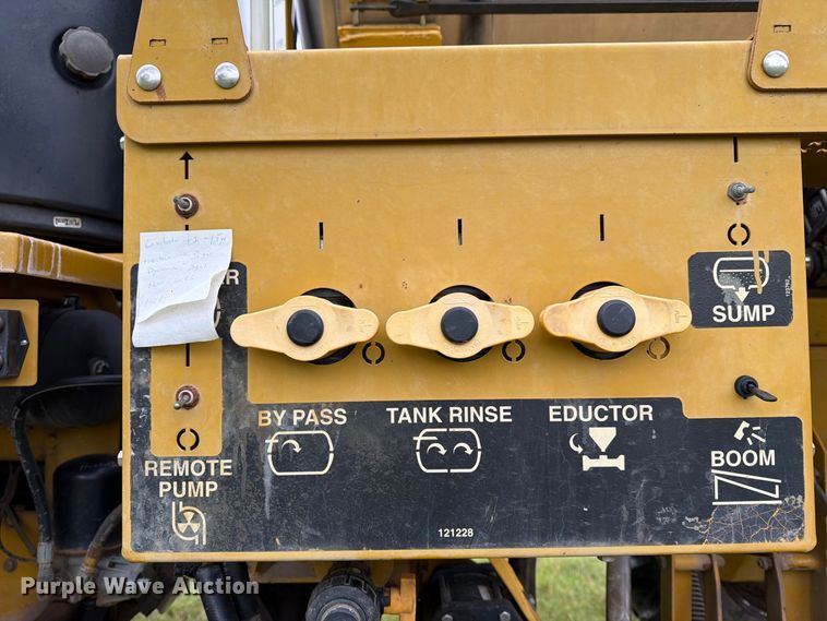 image for item FN2627 AGCO RoGator 1274 sprayer