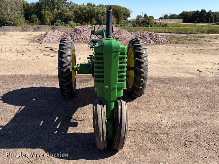 image for item FT6846 1947 John Deere B tractor