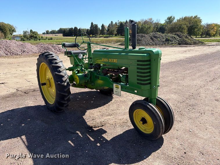 image for item FT6846 1947 John Deere B tractor