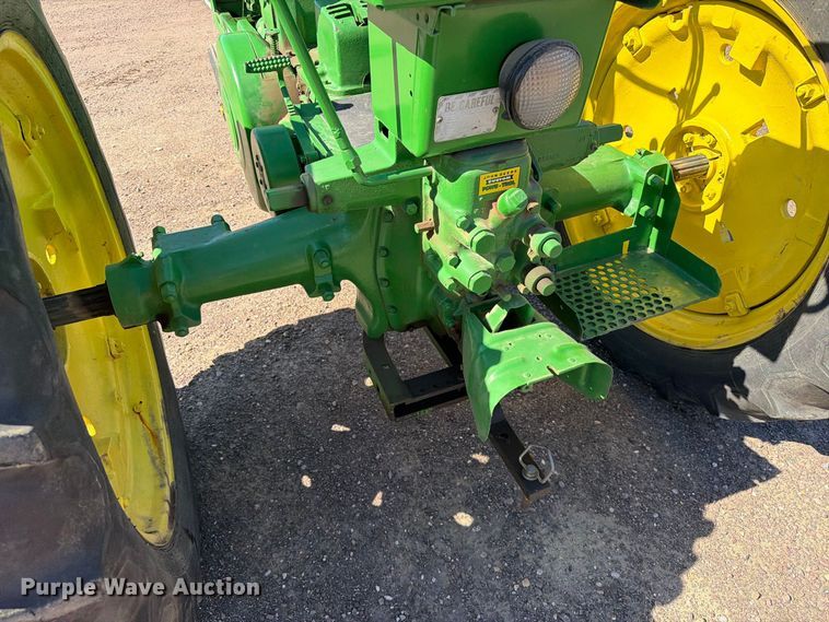 image for item FT6846 1947 John Deere B tractor