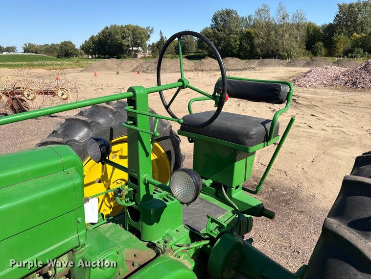 image for item FT6846 1947 John Deere B tractor