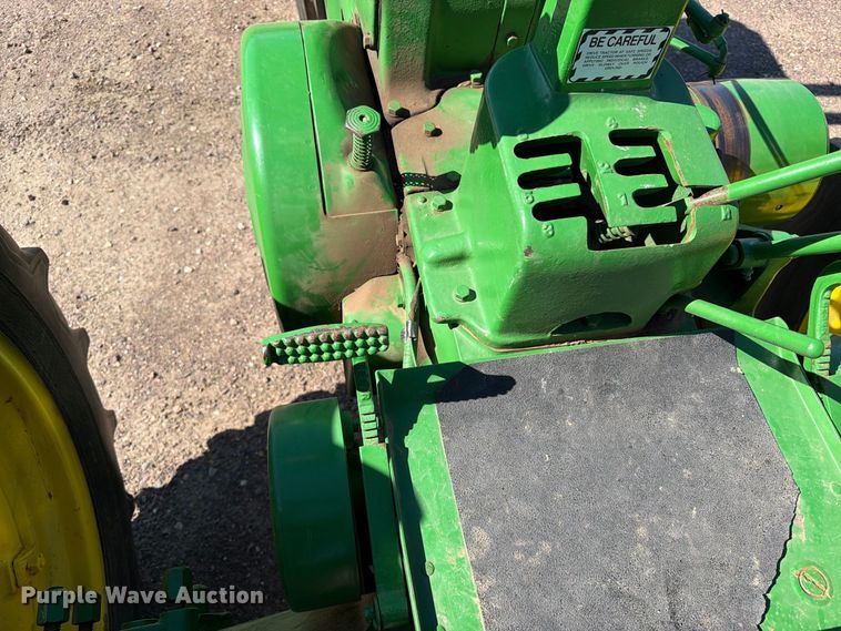 image for item FT6846 1947 John Deere B tractor