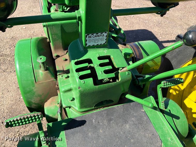 image for item FT6846 1947 John Deere B tractor