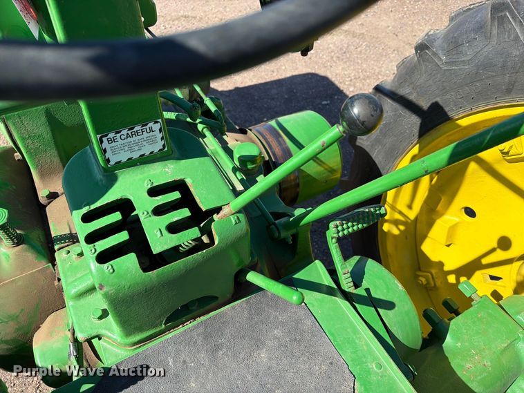 image for item FT6846 1947 John Deere B tractor