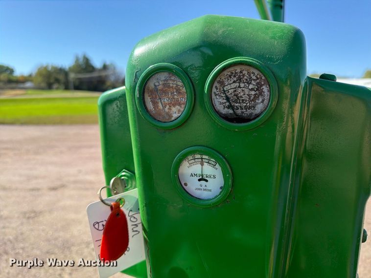 image for item FT6846 1947 John Deere B tractor