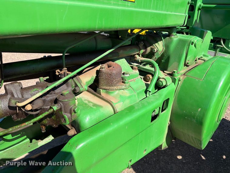 image for item FT6846 1947 John Deere B tractor