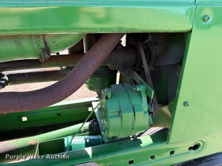 image for item FT6846 1947 John Deere B tractor