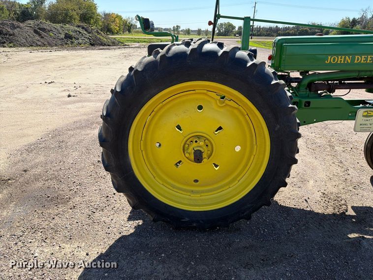 image for item FT6846 1947 John Deere B tractor