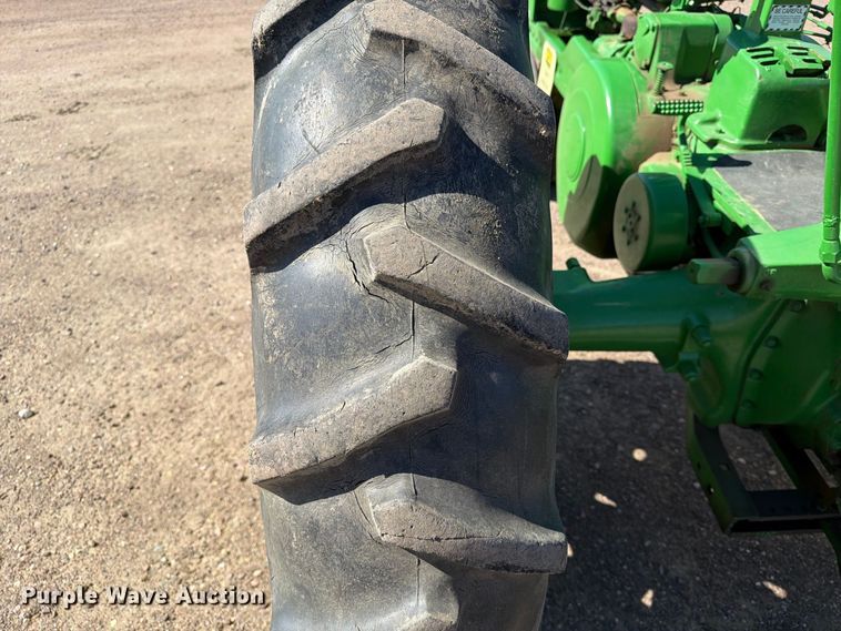 image for item FT6846 1947 John Deere B tractor