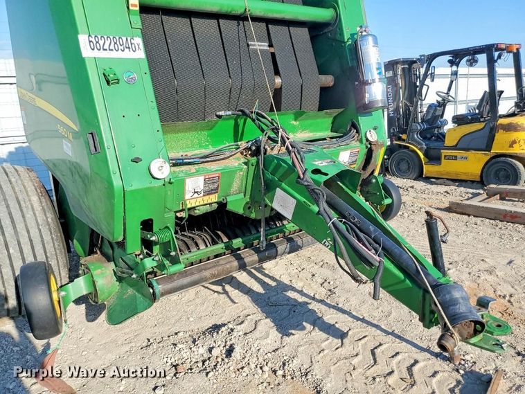 image for item YA5489 2019 John Deere 560M round baler