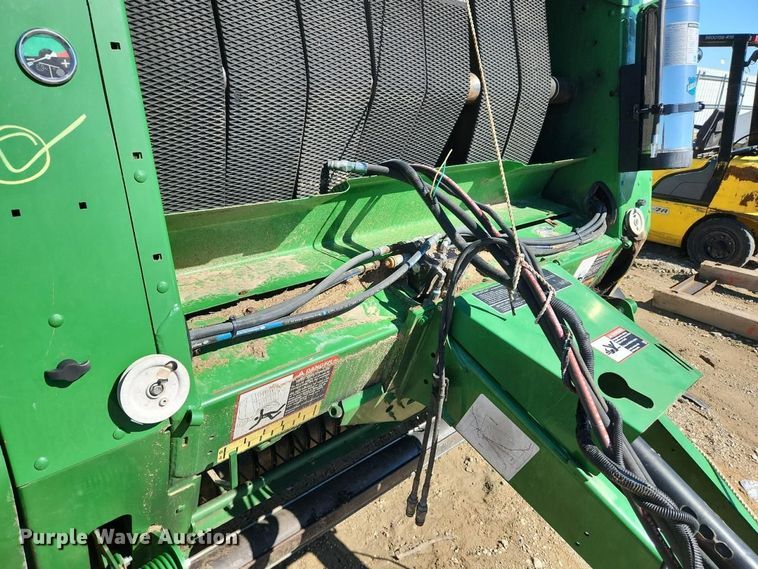 image for item YA5489 2019 John Deere 560M round baler