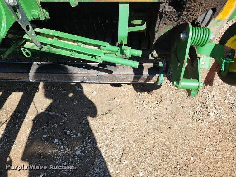 image for item YA5489 2019 John Deere 560M round baler
