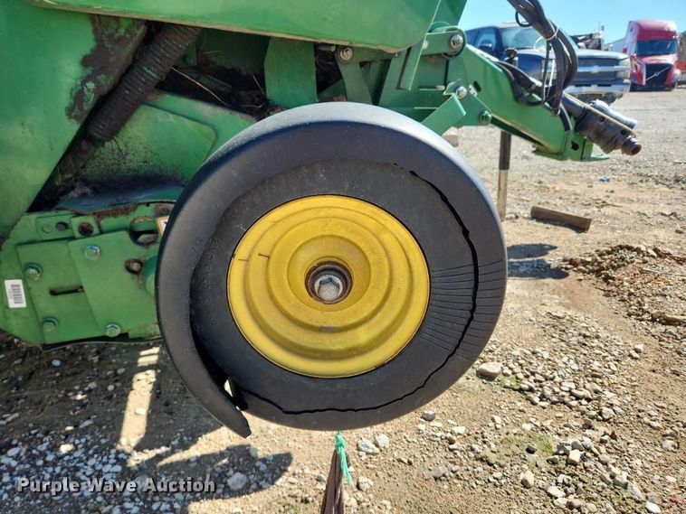 image for item YA5489 2019 John Deere 560M round baler