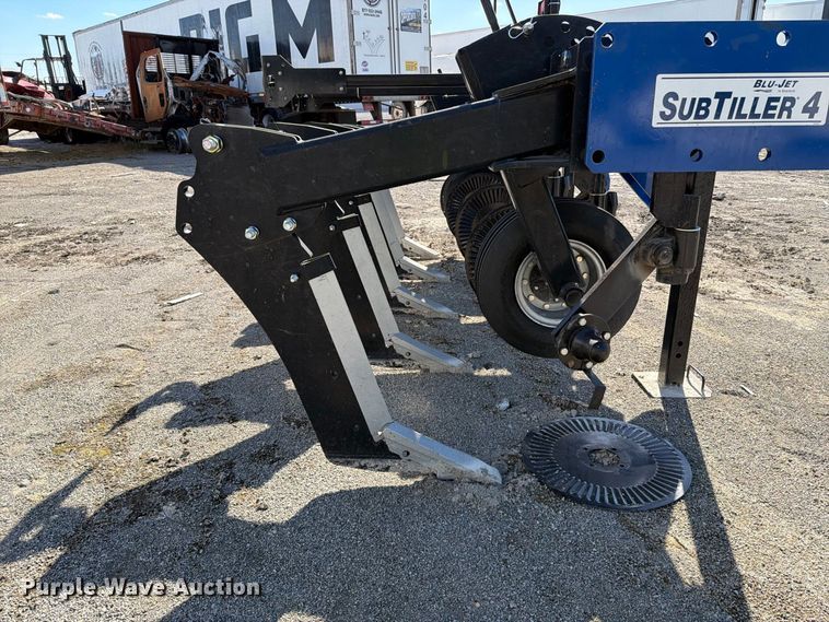 image for item YA5626 2025 Unverferth Blu-Jet Sub-Tiller 4 in-line ripper