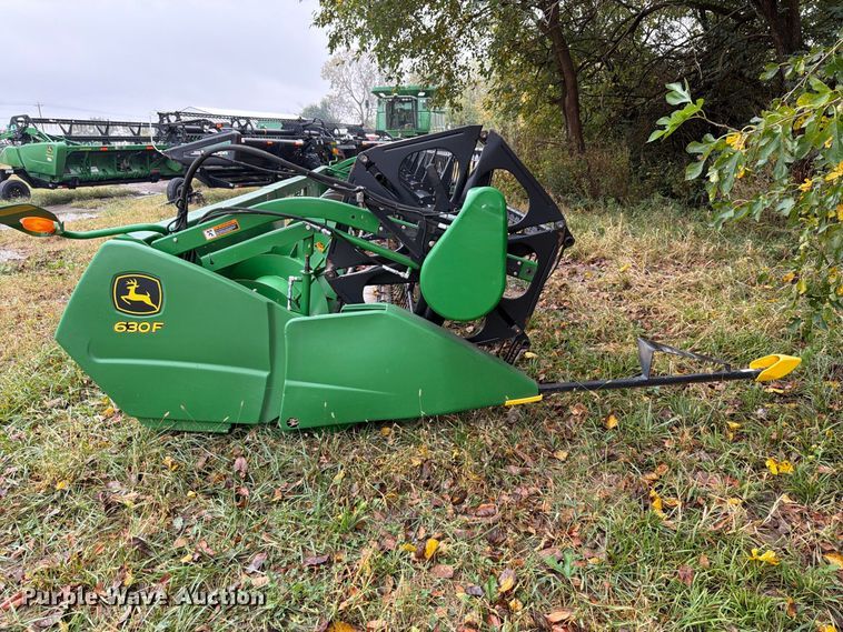 image for item YA5722 2010 John Deere 630F HydraFlex flex draper head