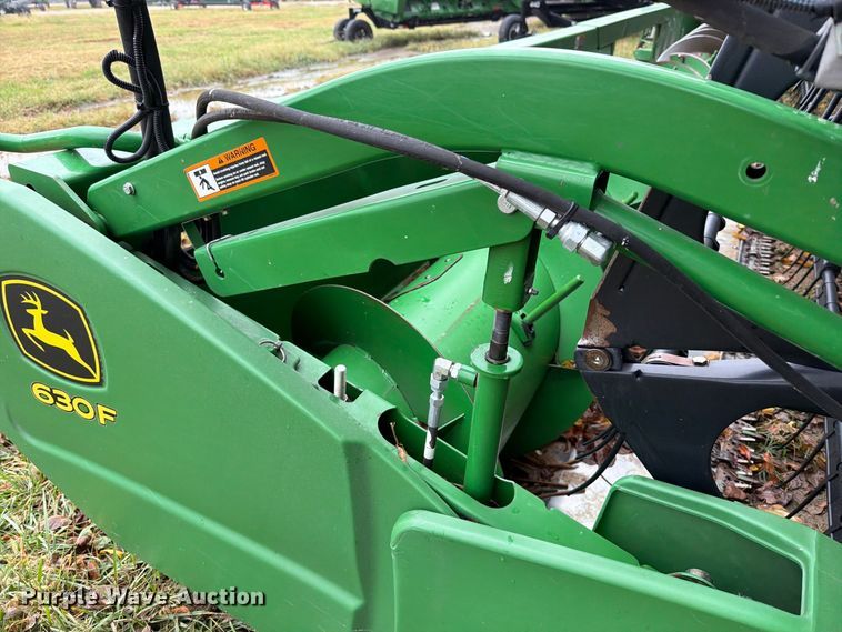 image for item YA5722 2010 John Deere 630F HydraFlex flex draper head