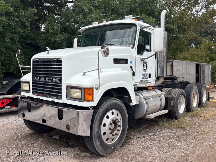 image for item DT0121 2007 Mack semi truck