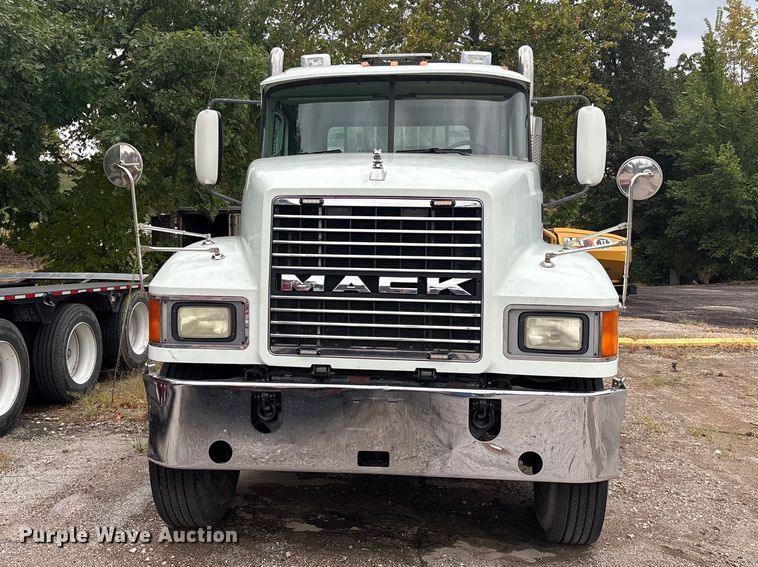 image for item DT0121 2007 Mack semi truck