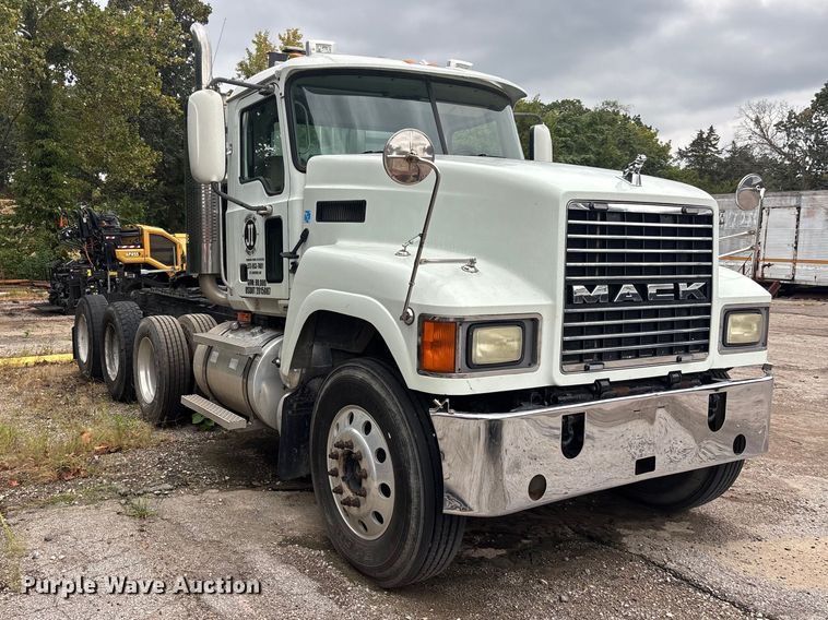 image for item DT0121 2007 Mack semi truck
