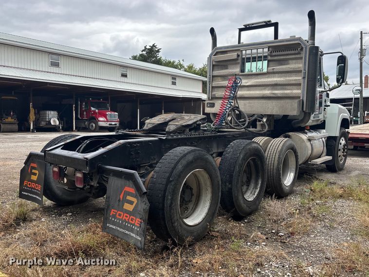image for item DT0121 2007 Mack semi truck