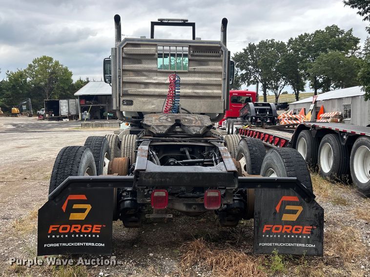 image for item DT0121 2007 Mack semi truck