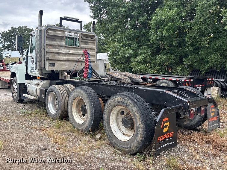 image for item DT0121 2007 Mack semi truck