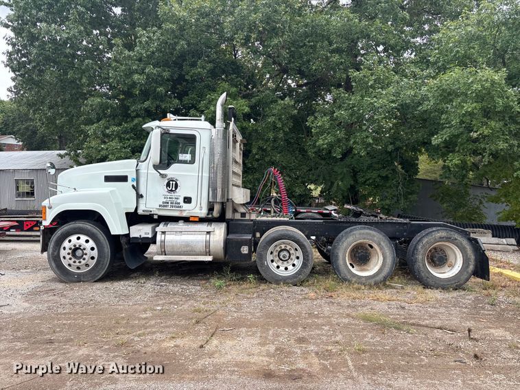 image for item DT0121 2007 Mack semi truck