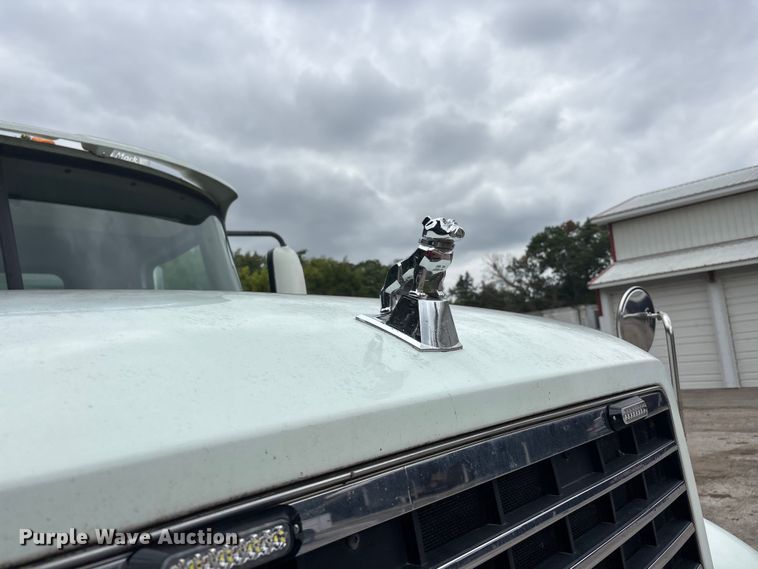 image for item DT0121 2007 Mack semi truck