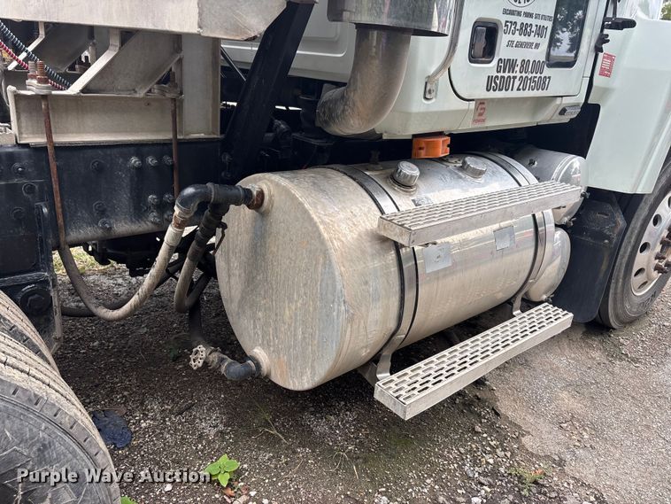 image for item DT0121 2007 Mack semi truck