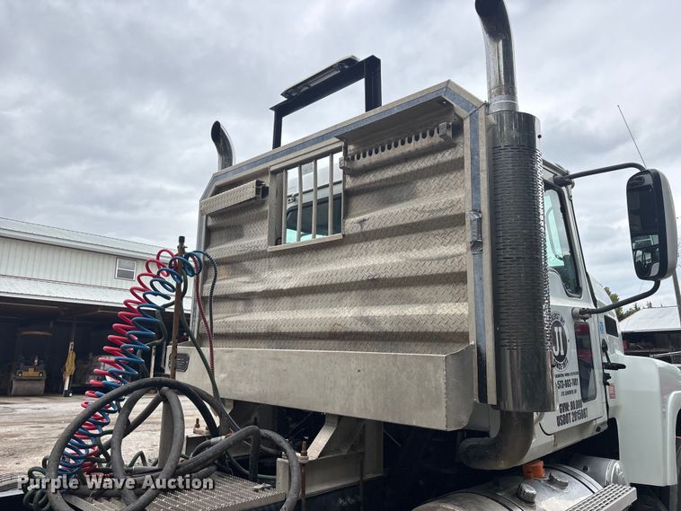 image for item DT0121 2007 Mack semi truck