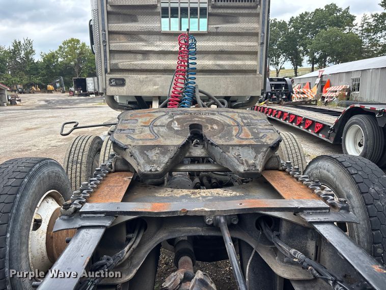 image for item DT0121 2007 Mack semi truck