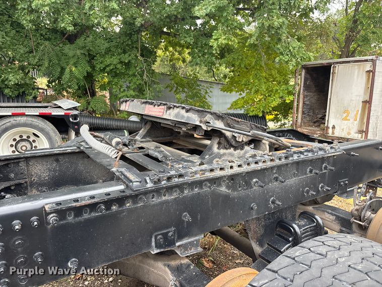 image for item DT0121 2007 Mack semi truck
