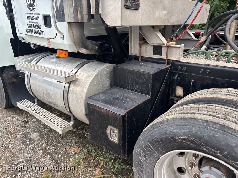 image for item DT0121 2007 Mack semi truck